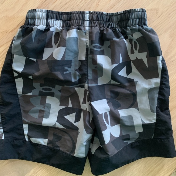 Under Armour youth size medium camou shorts with drawstring and front pockets - Picture 2 of 5